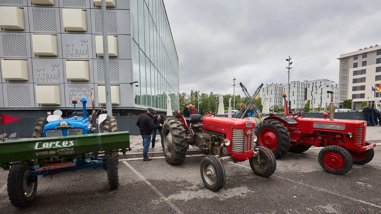 Con motivo del día de San Isidro, patrón de los agricultores, la Asociación Semilla y Belarra celebra un acto para mostrar la evolución de la maquinaria agrícola. IÑIGO ALZUGARAY