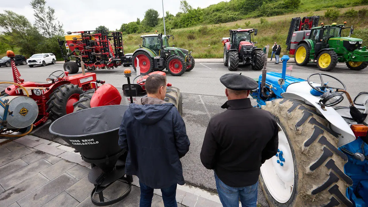 Con motivo del día de San Isidro, patrón de los agricultores, la Asociación Semilla y Belarra celebra un acto para mostrar la evolución de la maquinaria agrícola. IÑIGO ALZUGARAY