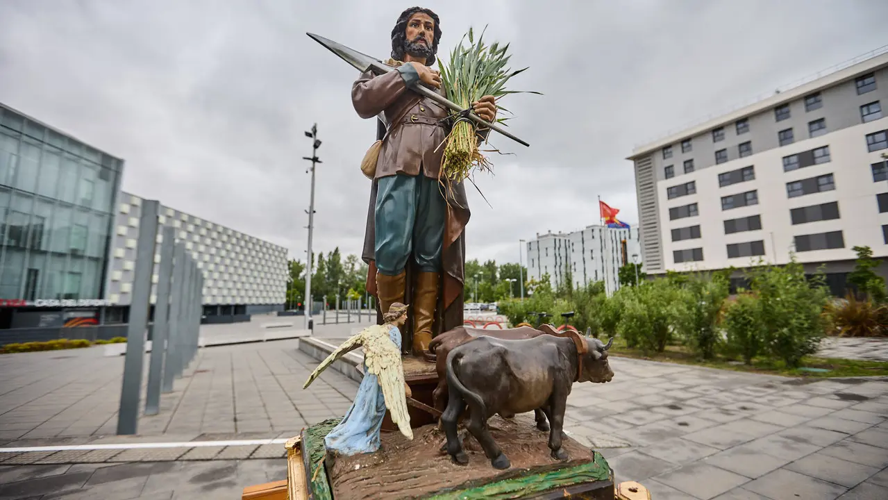 Con motivo del día de San Isidro, patrón de los agricultores, la Asociación Semilla y Belarra celebra un acto para mostrar la evolución de la maquinaria agrícola. IÑIGO ALZUGARAY