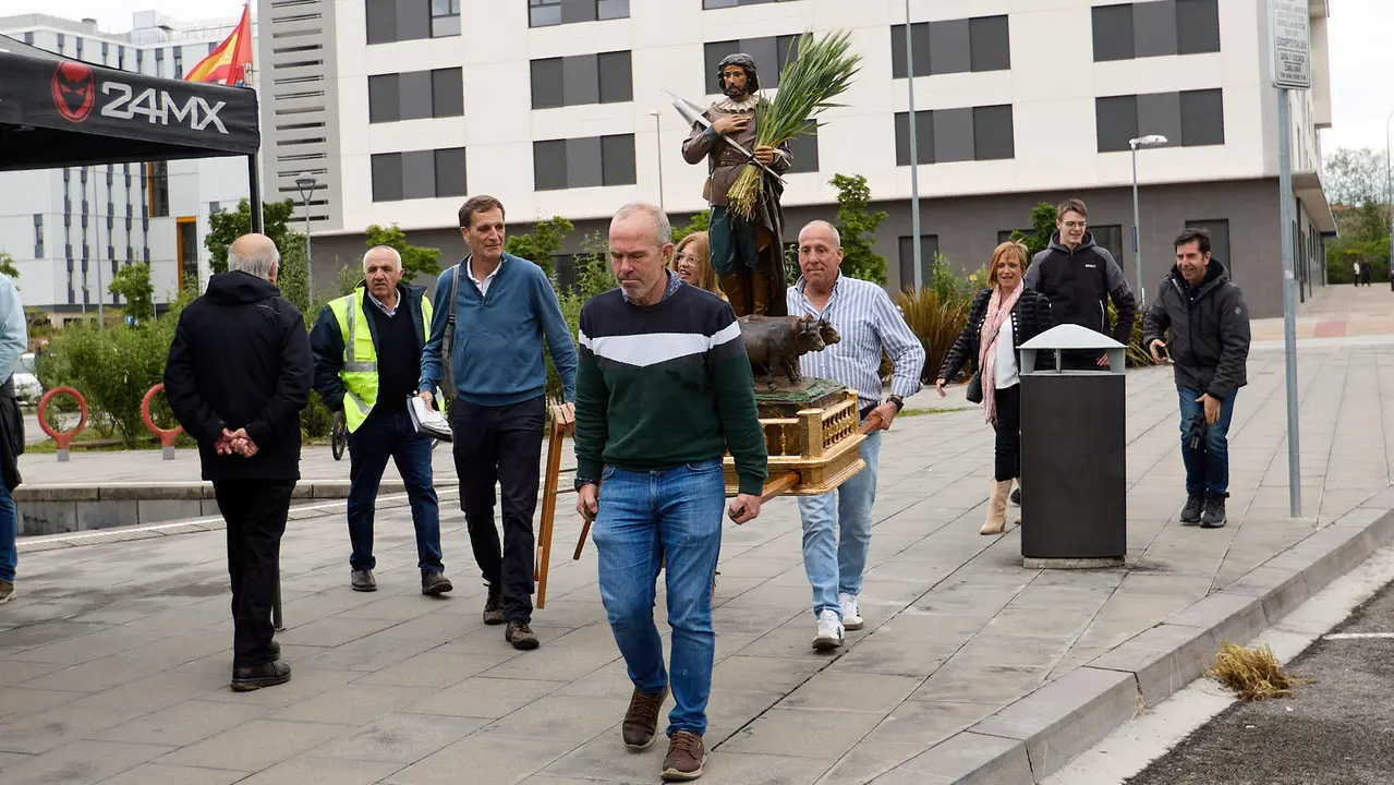 Con motivo del día de San Isidro, patrón de los agricultores, la Asociación Semilla y Belarra celebra un acto para mostrar la evolución de la maquinaria agrícola. IÑIGO ALZUGARAY