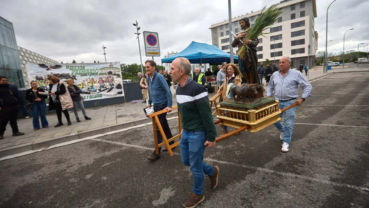 Con motivo del día de San Isidro, patrón de los agricultores, la Asociación Semilla y Belarra celebra un acto para mostrar la evolución de la maquinaria agrícola. IÑIGO ALZUGARAY
