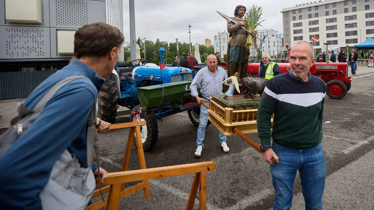 Con motivo del día de San Isidro, patrón de los agricultores, la Asociación Semilla y Belarra celebra un acto para mostrar la evolución de la maquinaria agrícola. IÑIGO ALZUGARAY