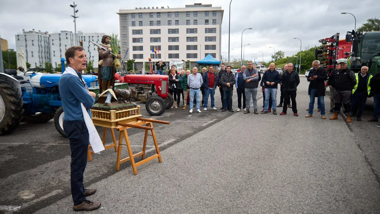 Con motivo del día de San Isidro, patrón de los agricultores, la Asociación Semilla y Belarra celebra un acto para mostrar la evolución de la maquinaria agrícola. IÑIGO ALZUGARAY