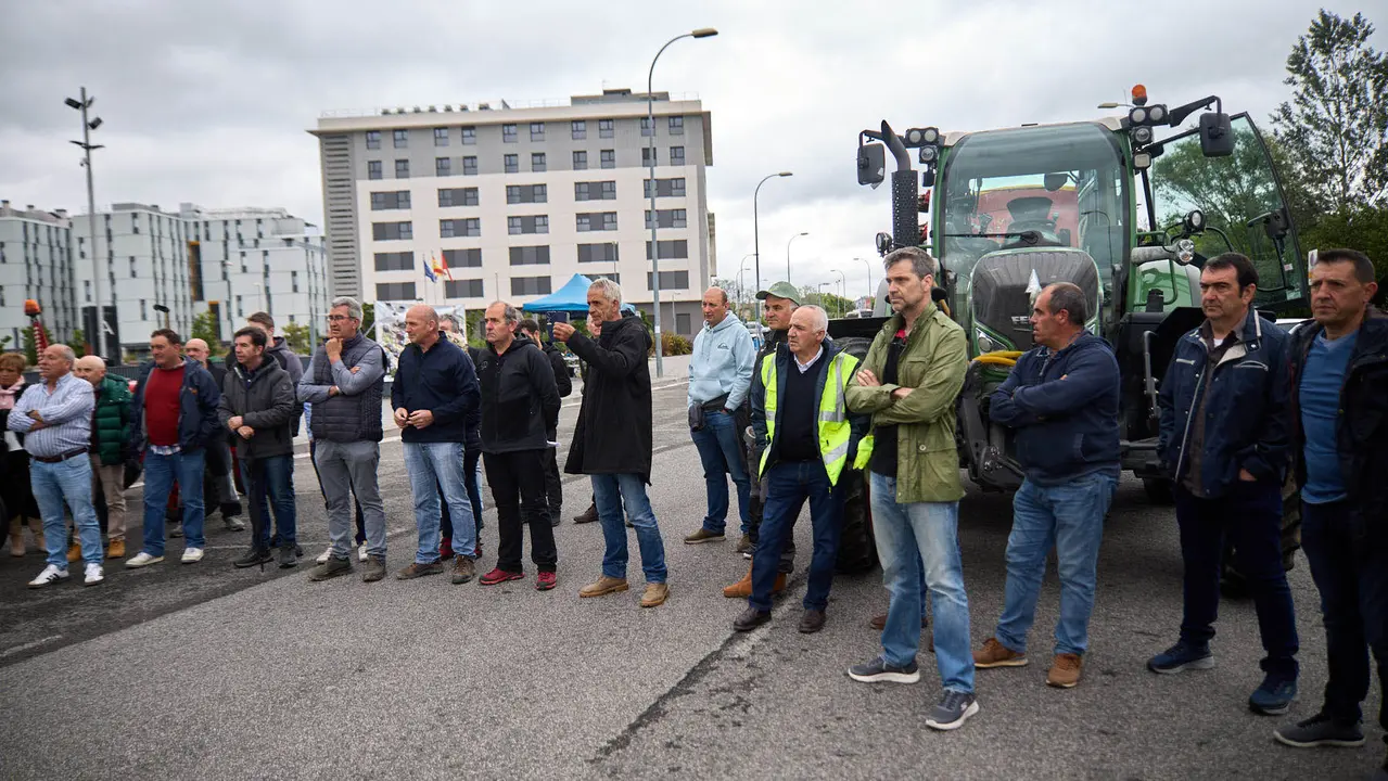 Con motivo del día de San Isidro, patrón de los agricultores, la Asociación Semilla y Belarra celebra un acto para mostrar la evolución de la maquinaria agrícola. IÑIGO ALZUGARAY