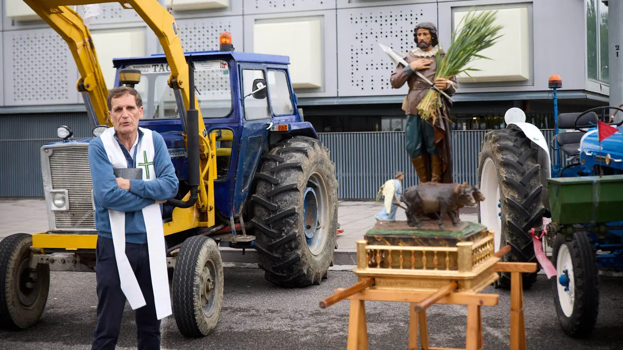 Con motivo del día de San Isidro, patrón de los agricultores, la Asociación Semilla y Belarra celebra un acto para mostrar la evolución de la maquinaria agrícola. IÑIGO ALZUGARAY