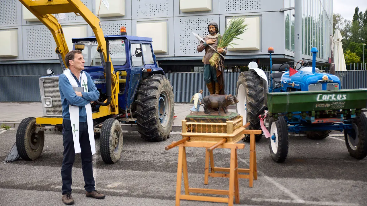 Con motivo del día de San Isidro, patrón de los agricultores, la Asociación Semilla y Belarra celebra un acto para mostrar la evolución de la maquinaria agrícola. IÑIGO ALZUGARAY