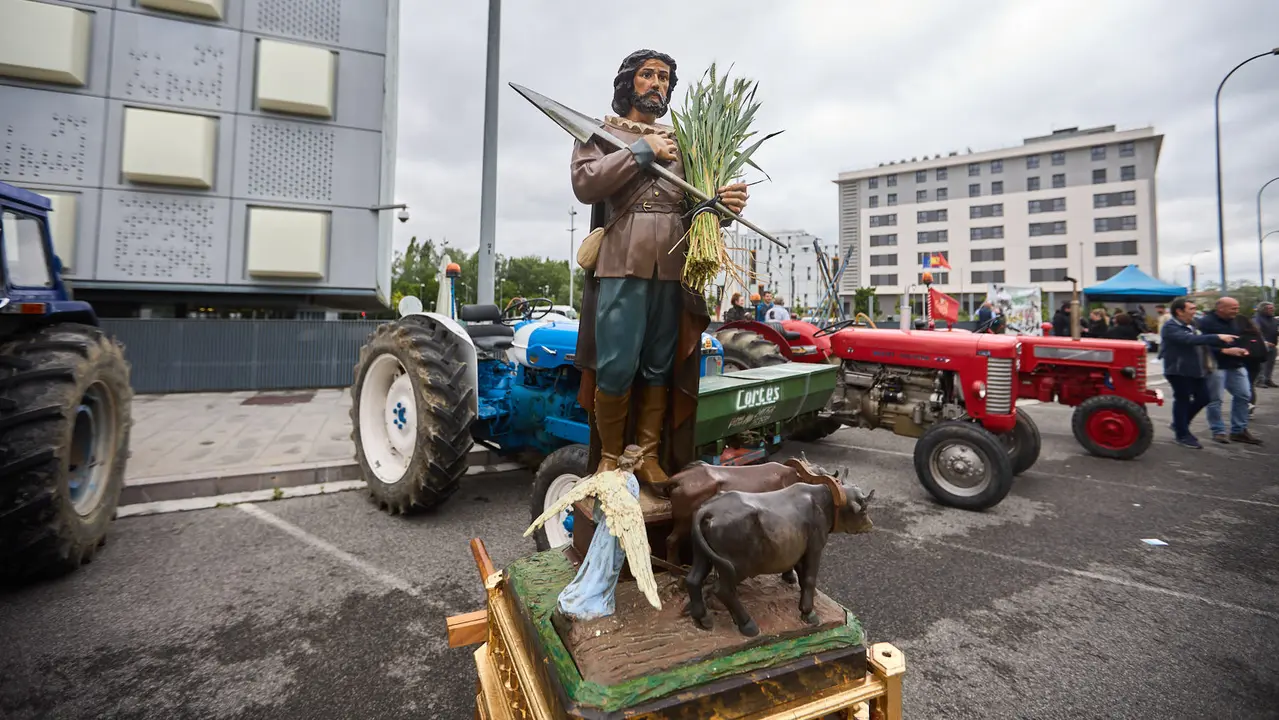 Con motivo del día de San Isidro, patrón de los agricultores, la Asociación Semilla y Belarra celebra un acto para mostrar la evolución de la maquinaria agrícola. IÑIGO ALZUGARAY
