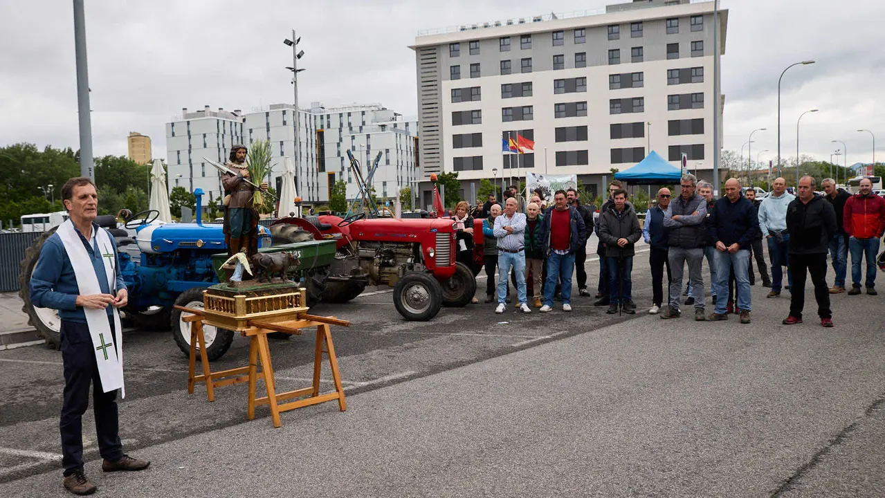 Con motivo del día de San Isidro, patrón de los agricultores, la Asociación Semilla y Belarra celebra un acto para mostrar la evolución de la maquinaria agrícola. IÑIGO ALZUGARAY