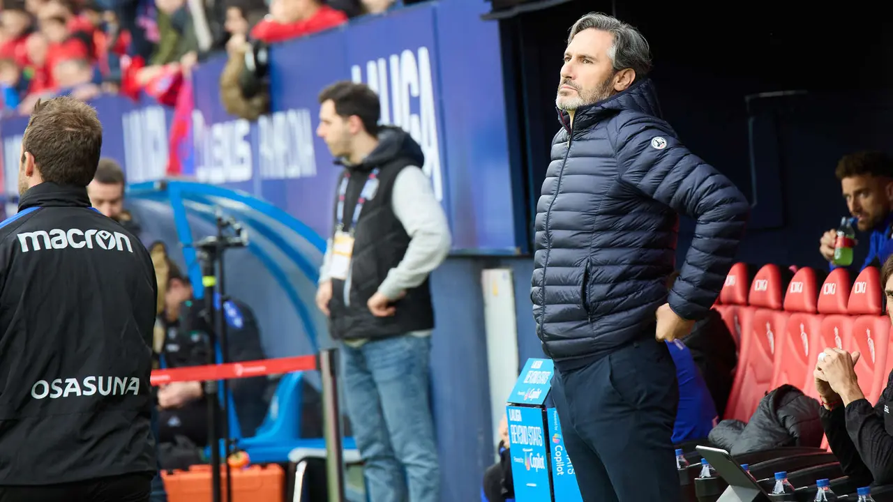 Vicente Moreno (entrenador CA Osasuna) durante el partido de La Liga EA Sports entre CA Osasuna y Atlético Madrid disputado en el estadio de El Sadar en Pamplona. IÑIGO ALZUGARAY