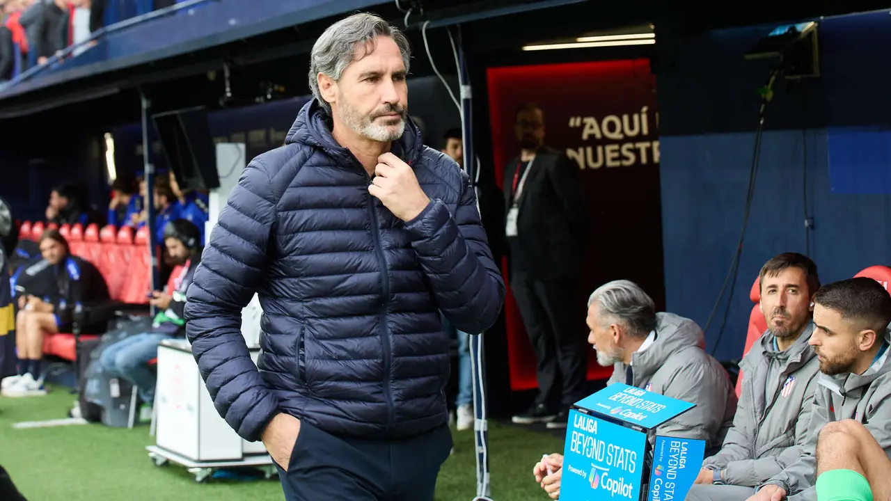 Vicente Moreno (entrenador CA Osasuna) durante el partido de La Liga EA Sports entre CA Osasuna y Atlético Madrid disputado en el estadio de El Sadar en Pamplona. IÑIGO ALZUGARAY