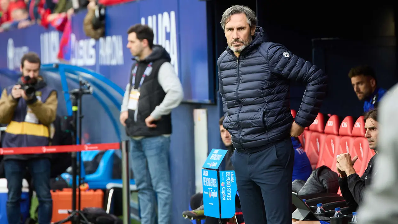Vicente Moreno (entrenador CA Osasuna) durante el partido de La Liga EA Sports entre CA Osasuna y Atlético Madrid disputado en el estadio de El Sadar en Pamplona. IÑIGO ALZUGARAY