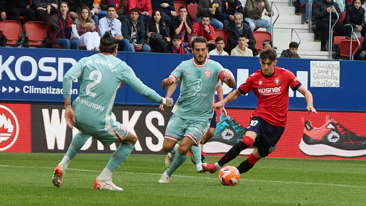 Josema Giménez (2. Atletico Madrid), Koke Resurrección (6. Atletico Madrid) y Aimar Oroz (10. CA Osasuna) durante el partido de La Liga EA Sports entre CA Osasuna y Atlético Madrid disputado en el estadio de El Sadar en Pamplona. IÑIGO ALZUGARAY