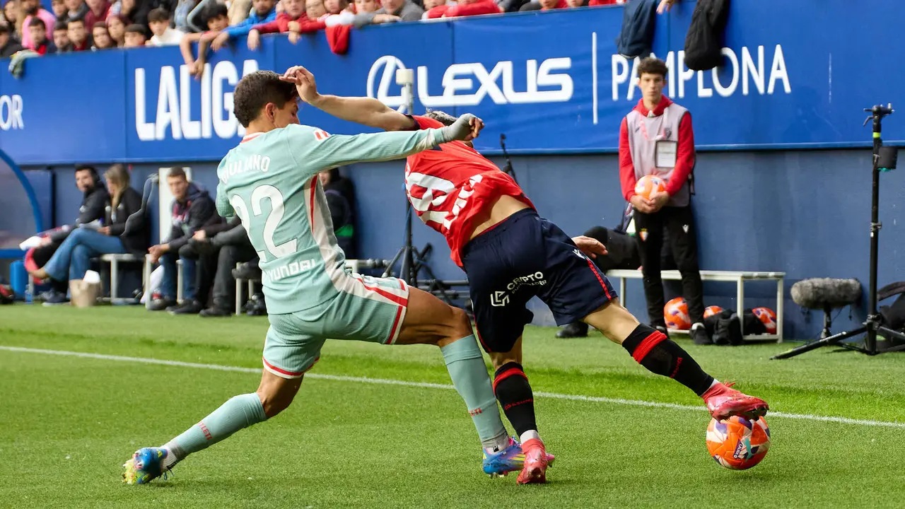Giuliano Simeone (22. Atletico Madrid) y Bryan Zaragoza (19. CA Osasuna) durante el partido de La Liga EA Sports entre CA Osasuna y Atlético Madrid disputado en el estadio de El Sadar en Pamplona. IÑIGO ALZUGARAY
