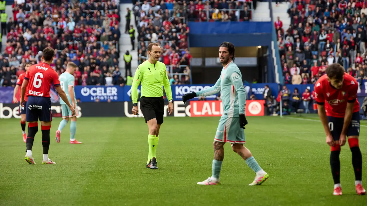 Mario Melero López (árbitro del partido) durante el partido de La Liga EA Sports entre CA Osasuna y Atlético Madrid disputado en el estadio de El Sadar en Pamplona. IÑIGO ALZUGARAY