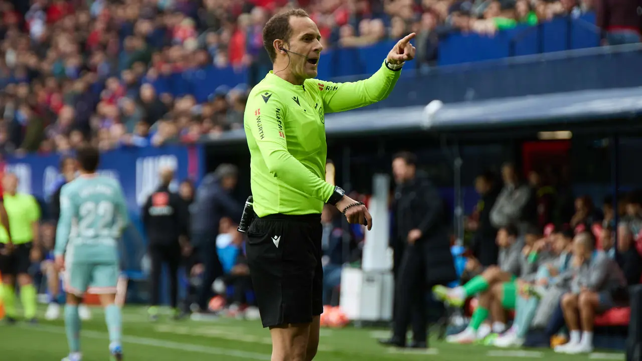 Mario Melero López (árbitro del partido) durante el partido de La Liga EA Sports entre CA Osasuna y Atlético Madrid disputado en el estadio de El Sadar en Pamplona. IÑIGO ALZUGARAY
