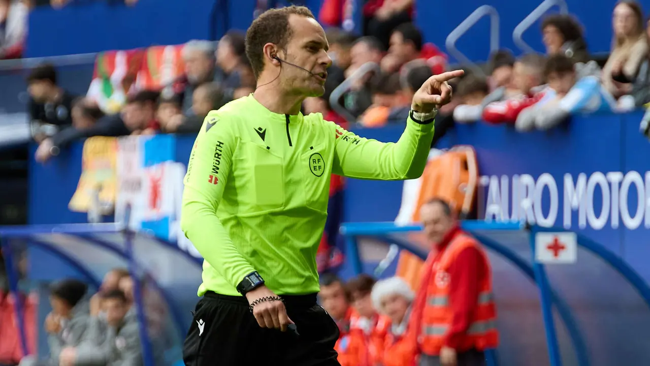 Mario Melero López (árbitro del partido) durante el partido de La Liga EA Sports entre CA Osasuna y Atlético Madrid disputado en el estadio de El Sadar en Pamplona. IÑIGO ALZUGARAY