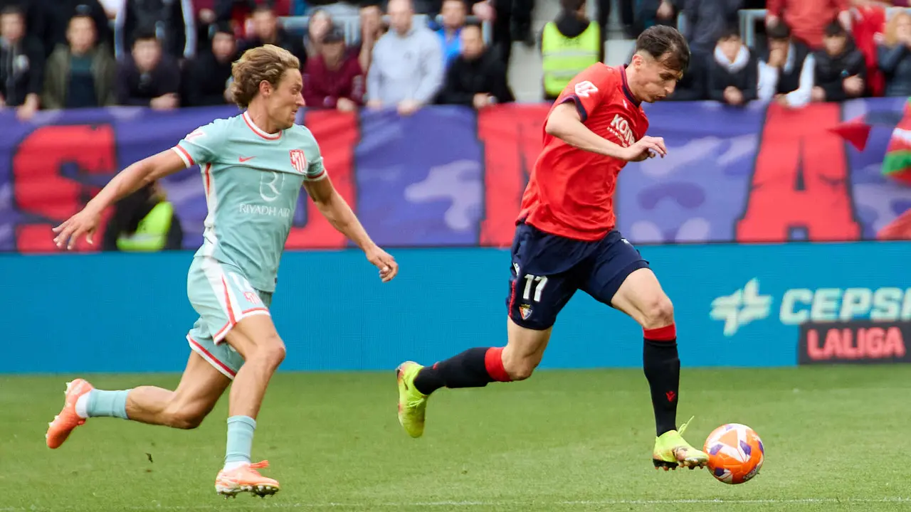 Marcos Llorente (14. Atletico Madrid) y Ante Budimir (17. CA Osasuna) durante el partido de La Liga EA Sports entre CA Osasuna y Atlético Madrid disputado en el estadio de El Sadar en Pamplona. IÑIGO ALZUGARAY