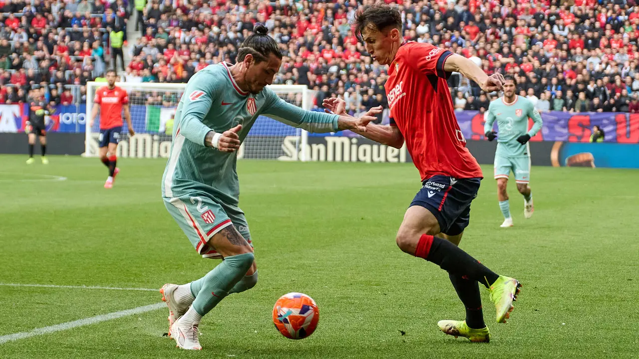 Ante Budimir (17. CA Osasuna) y Josema Giménez (2. Atletico Madrid) durante el partido de La Liga EA Sports entre CA Osasuna y Atlético Madrid disputado en el estadio de El Sadar en Pamplona. IÑIGO ALZUGARAY