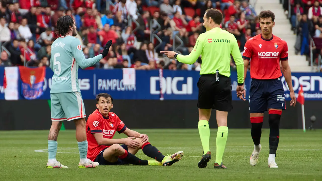 Rodrigo De Paul (5. Atletico Madrid), Ante Budimir (17. CA Osasuna), Mario Melero López (árbitro del partido) y Lucas Torró (6. CA Osasuna) durante el partido de La Liga EA Sports entre CA Osasuna y Atlético Madrid disputado en el estadio de El Sadar en Pamplona. IÑIGO ALZUGARAY
