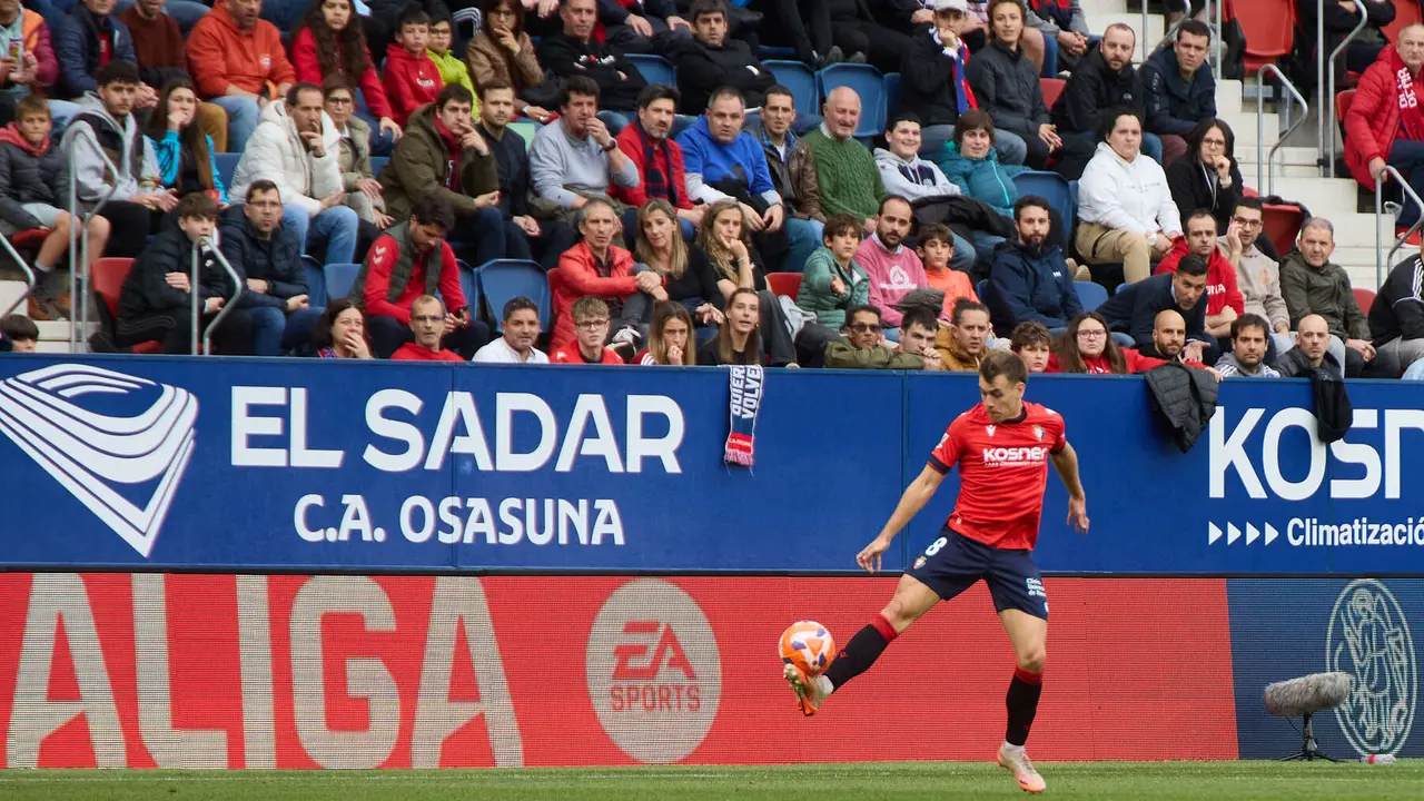 Pablo Ibáñez (8. CA Osasuna) durante el partido de La Liga EA Sports entre CA Osasuna y Atlético Madrid disputado en el estadio de El Sadar en Pamplona. IÑIGO ALZUGARAY