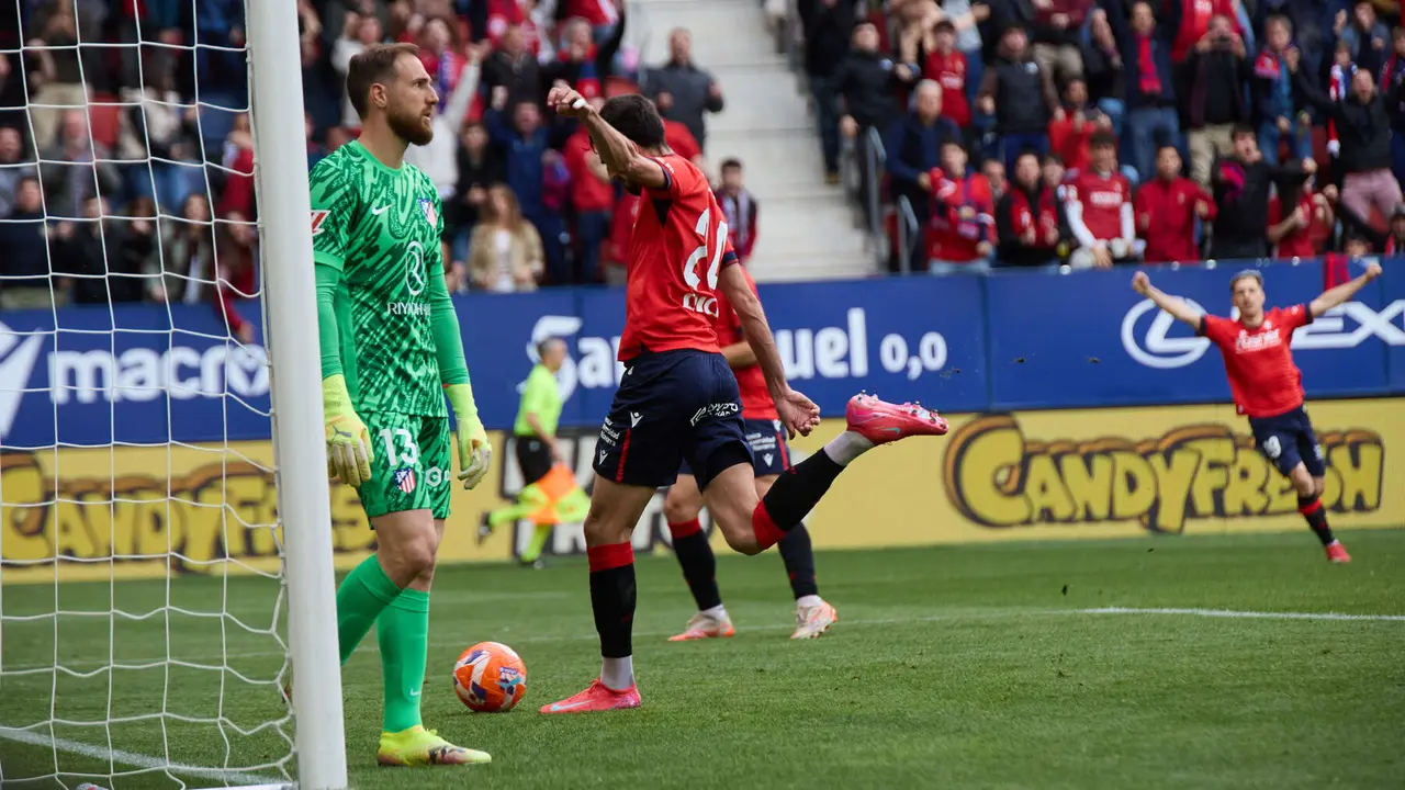 Los jugadores de Osasuna celebran el gol de Alejandro Catena (1-0) durante el partido de La Liga EA Sports entre CA Osasuna y Atlético Madrid disputado en el estadio de El Sadar en Pamplona. IÑIGO ALZUGARAY