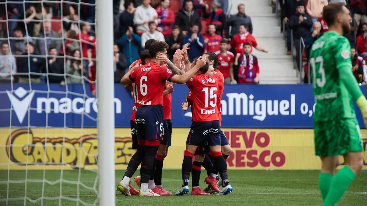 Los jugadores de Osasuna celebran el gol de Alejandro Catena (1-0) durante el partido de La Liga EA Sports entre CA Osasuna y Atlético Madrid disputado en el estadio de El Sadar en Pamplona. IÑIGO ALZUGARAY