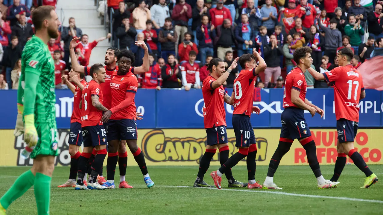 Los jugadores de Osasuna celebran el gol de Alejandro Catena (1-0) durante el partido de La Liga EA Sports entre CA Osasuna y Atlético Madrid disputado en el estadio de El Sadar en Pamplona. IÑIGO ALZUGARAY