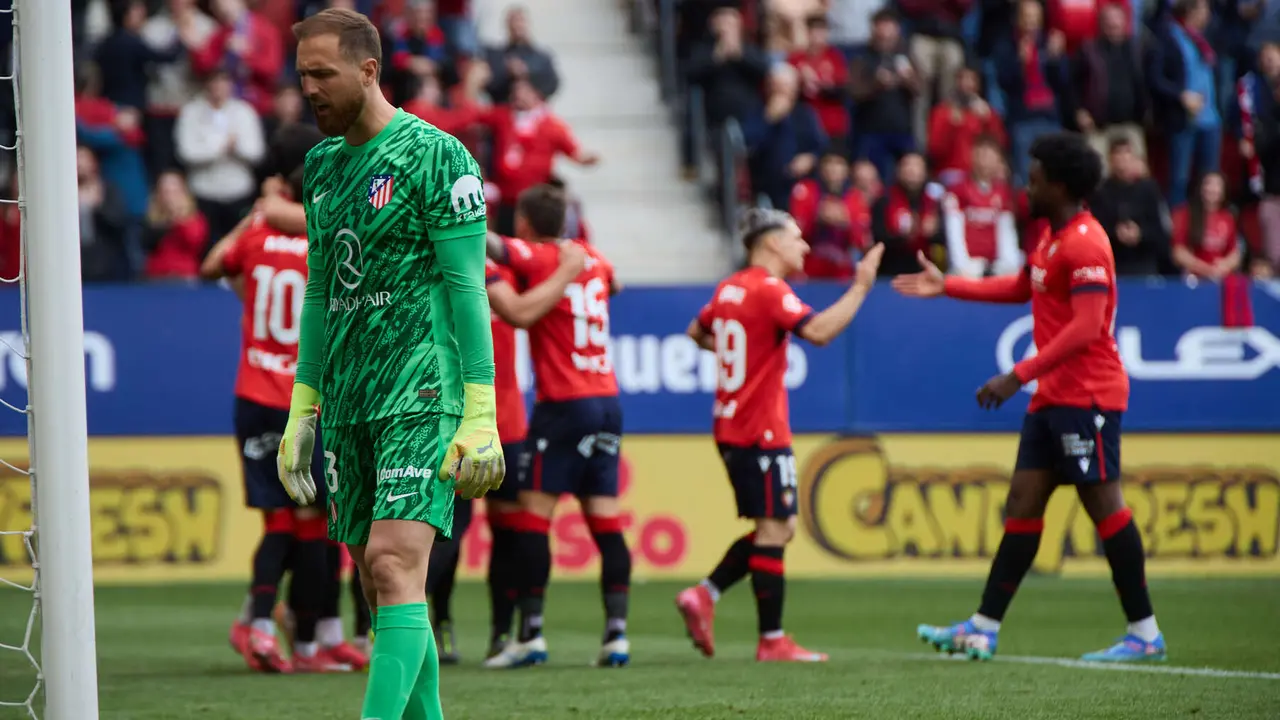 Los jugadores de Osasuna celebran el gol de Alejandro Catena (1-0) durante el partido de La Liga EA Sports entre CA Osasuna y Atlético Madrid disputado en el estadio de El Sadar en Pamplona. IÑIGO ALZUGARAY