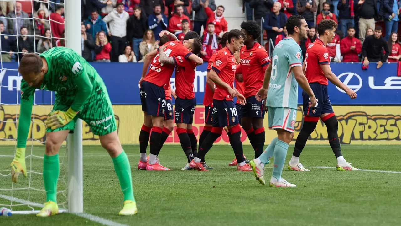 Los jugadores de Osasuna celebran el gol de Alejandro Catena (1-0) durante el partido de La Liga EA Sports entre CA Osasuna y Atlético Madrid disputado en el estadio de El Sadar en Pamplona. IÑIGO ALZUGARAY