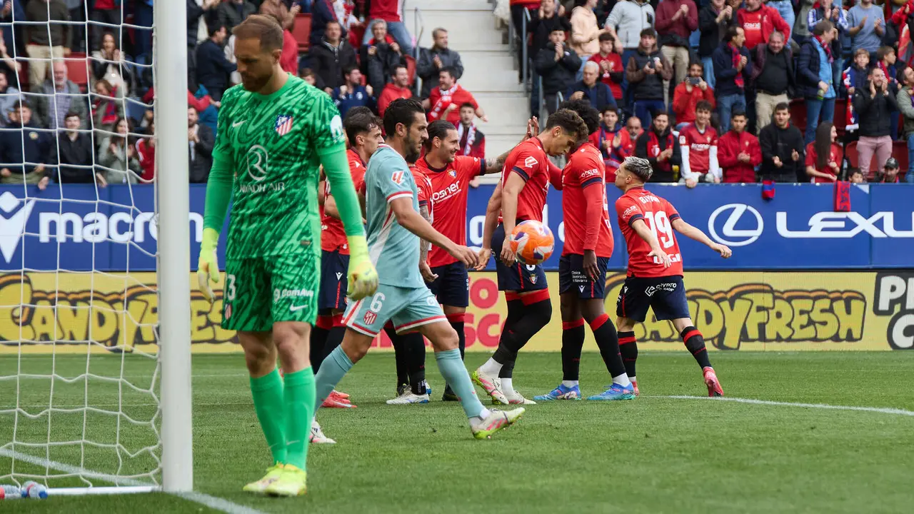 Los jugadores de Osasuna celebran el gol de Alejandro Catena (1-0) durante el partido de La Liga EA Sports entre CA Osasuna y Atlético Madrid disputado en el estadio de El Sadar en Pamplona. IÑIGO ALZUGARAY