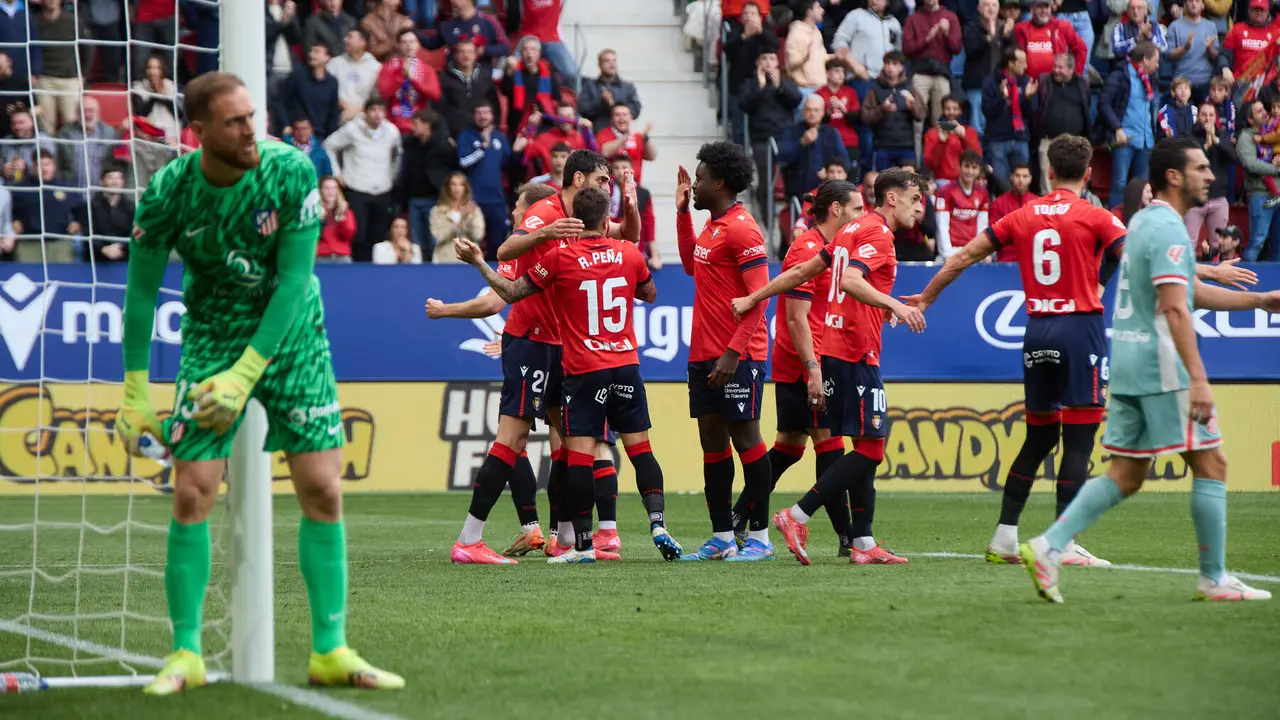 Los jugadores de Osasuna celebran el gol de Alejandro Catena (1-0) durante el partido de La Liga EA Sports entre CA Osasuna y Atlético Madrid disputado en el estadio de El Sadar en Pamplona. IÑIGO ALZUGARAY