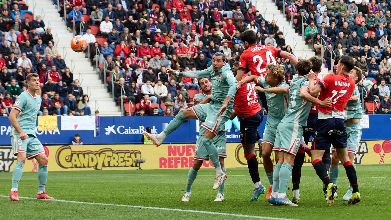 Los jugadores de Osasuna celebran el gol de Alejandro Catena (1-0) durante el partido de La Liga EA Sports entre CA Osasuna y Atlético Madrid disputado en el estadio de El Sadar en Pamplona. IÑIGO ALZUGARAY