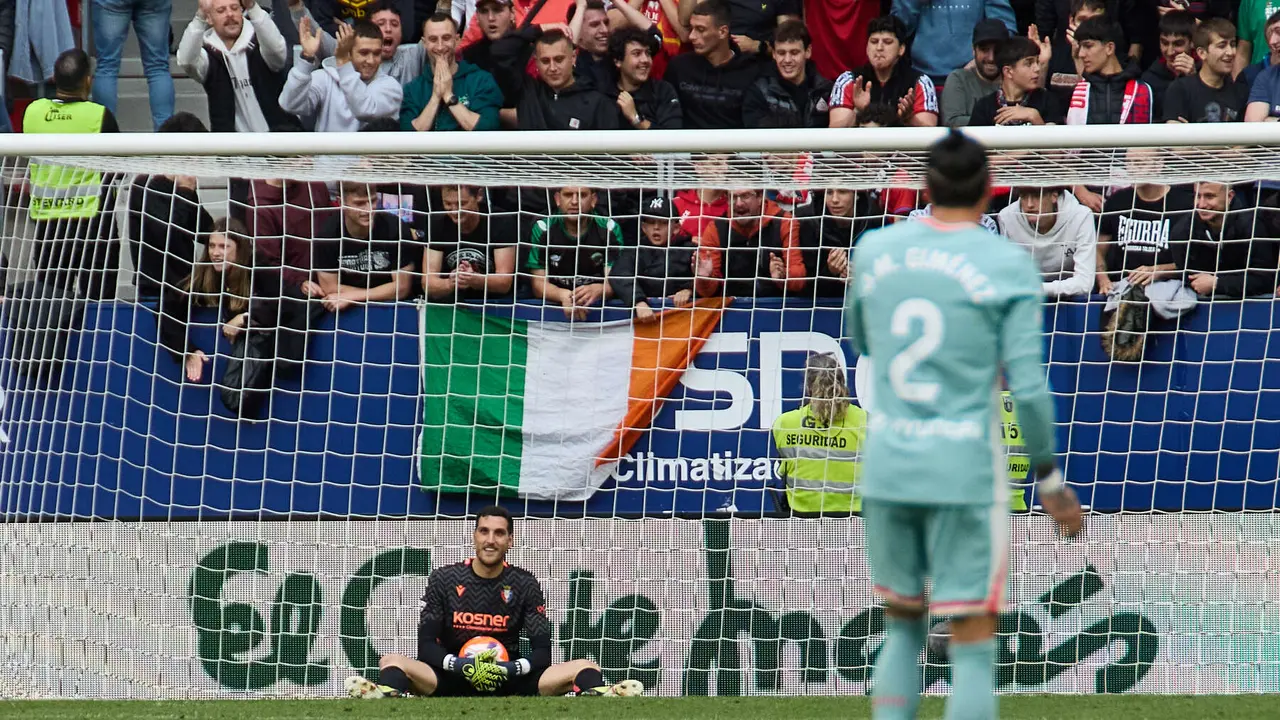 Sergio Herrera (1. CA Osasuna) durante el partido de La Liga EA Sports entre CA Osasuna y Atlético Madrid disputado en el estadio de El Sadar en Pamplona. IÑIGO ALZUGARAY