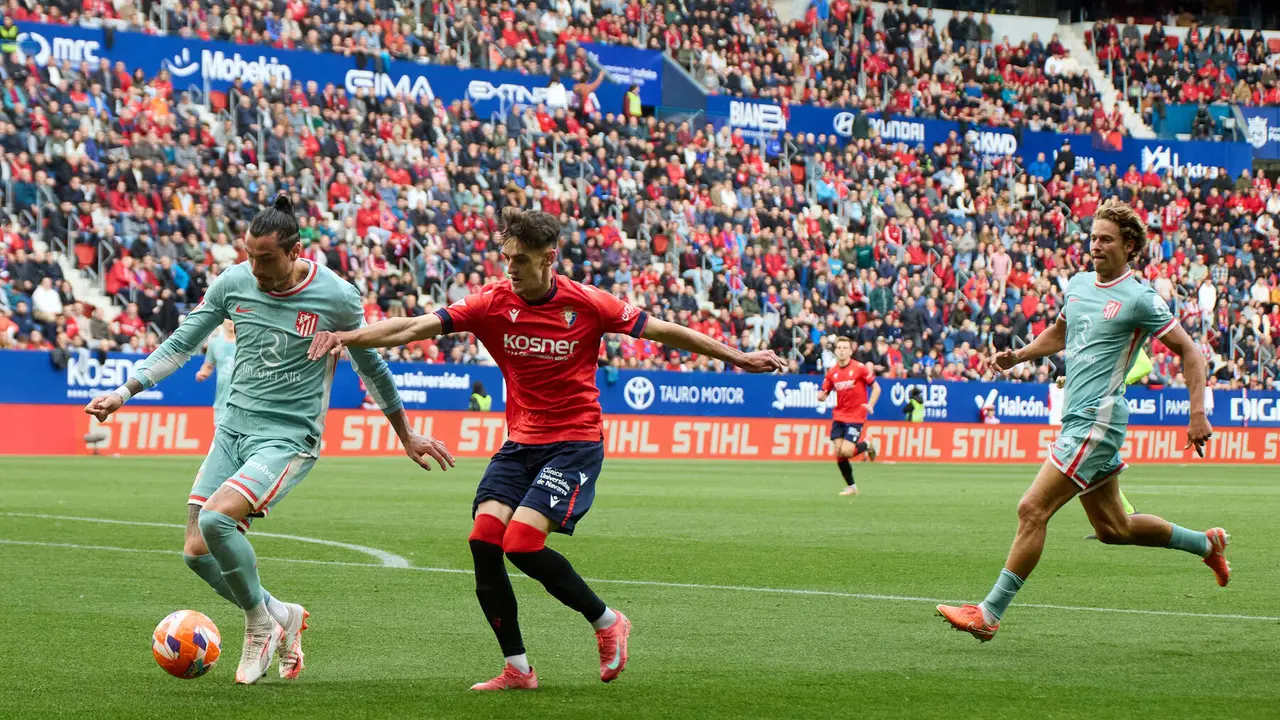 Josema Giménez (2. Atletico Madrid), Aimar Oroz (10. CA Osasuna) y Marcos Llorente (14. Atletico Madrid) durante el partido de La Liga EA Sports entre CA Osasuna y Atlético Madrid disputado en el estadio de El Sadar en Pamplona. IÑIGO ALZUGARAY