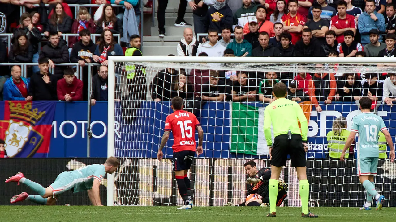 Alexander Sørloth (9. Atletico Madrid) y Sergio Herrera (1. CA Osasuna) durante el partido de La Liga EA Sports entre CA Osasuna y Atlético Madrid disputado en el estadio de El Sadar en Pamplona. IÑIGO ALZUGARAY