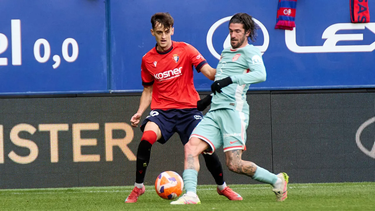 Aimar Oroz (10. CA Osasuna) y Rodrigo De Paul (5. Atletico Madrid) durante el partido de La Liga EA Sports entre CA Osasuna y Atlético Madrid disputado en el estadio de El Sadar en Pamplona. IÑIGO ALZUGARAY