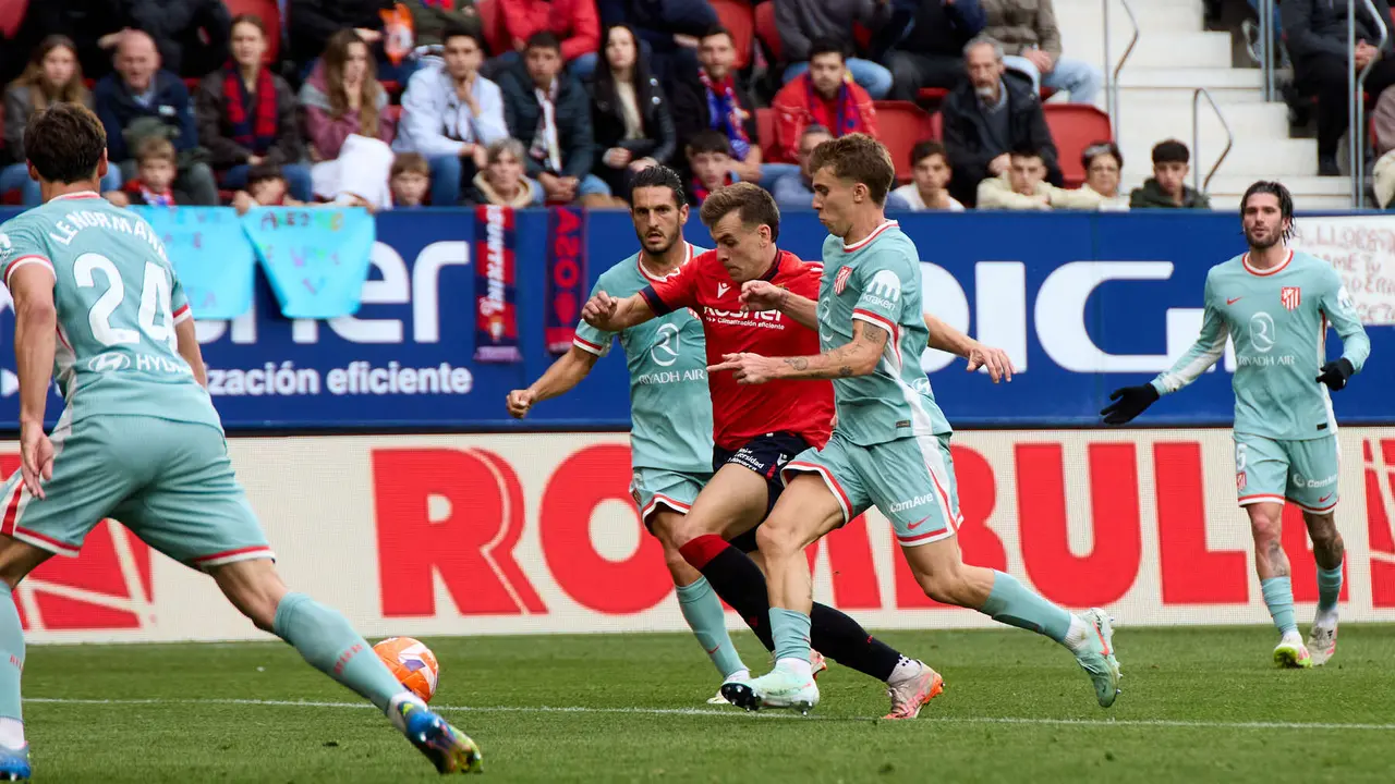 Robin Le Normand (24. Atletico Madrid), Koke Resurrección (6. Atletico Madrid), Pablo Ibáñez (8. CA Osasuna) y Pablo Barrios (8. Atletico Madrid) durante el partido de La Liga EA Sports entre CA Osasuna y Atlético Madrid disputado en el estadio de El Sadar en Pamplona. IÑIGO ALZUGARAY