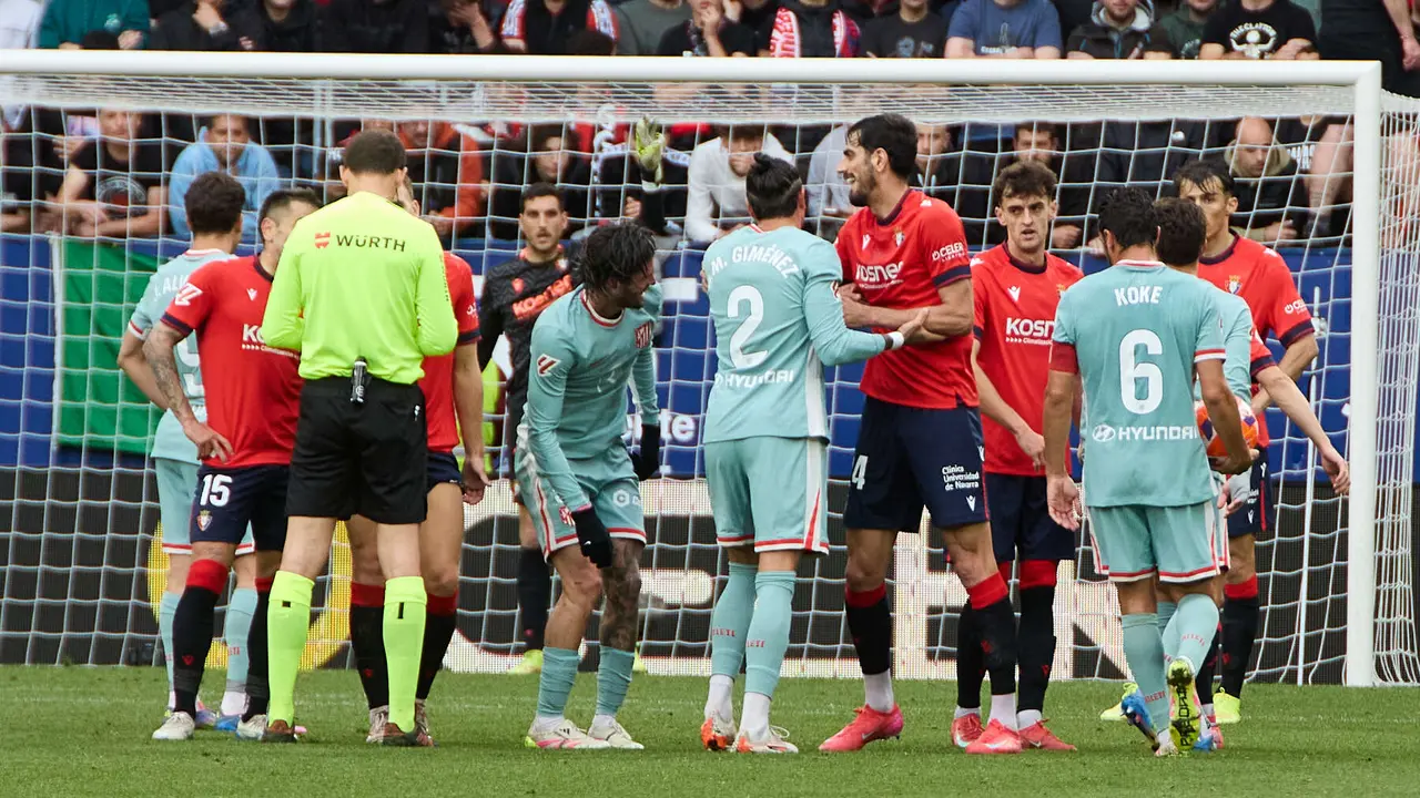 Partido de La Liga EA Sports entre CA Osasuna y Atlético Madrid disputado en el estadio de El Sadar en Pamplona. IÑIGO ALZUGARAY