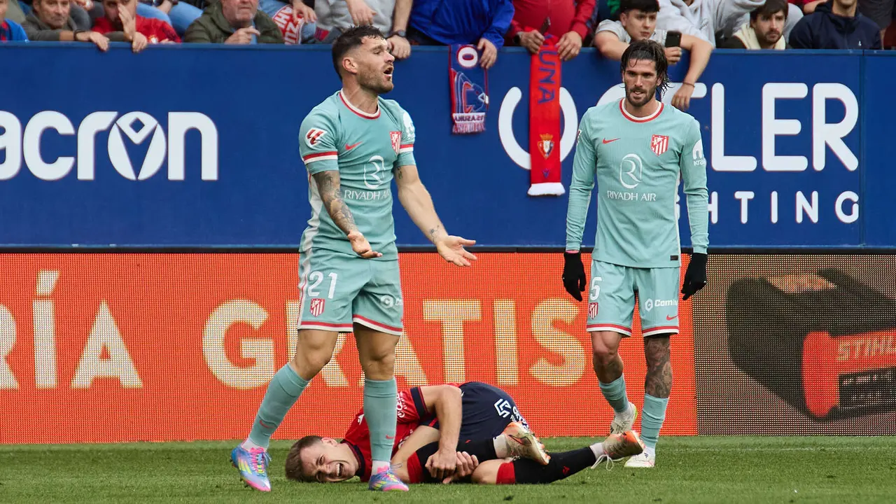 Javi Galán (21. Atletico Madrid), Pablo Ibáñez (8. CA Osasuna) y Rodrigo De Paul (5. Atletico Madrid) durante el partido de La Liga EA Sports entre CA Osasuna y Atlético Madrid disputado en el estadio de El Sadar en Pamplona. IÑIGO ALZUGARAY