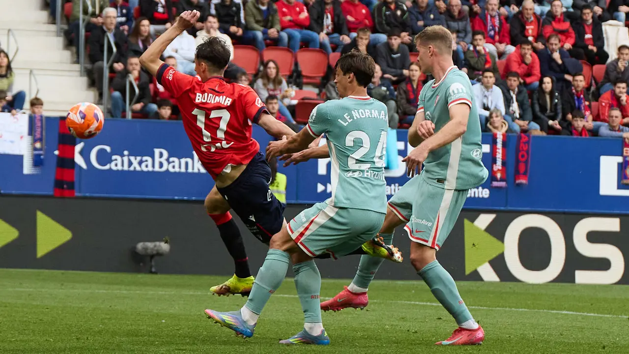 Ante Budimir (17. CA Osasuna), Robin Le Normand (24. Atletico Madrid) y Alexander Sørloth (9. Atletico Madrid) durante el partido de La Liga EA Sports entre CA Osasuna y Atlético Madrid disputado en el estadio de El Sadar en Pamplona. IÑIGO ALZUGARAY