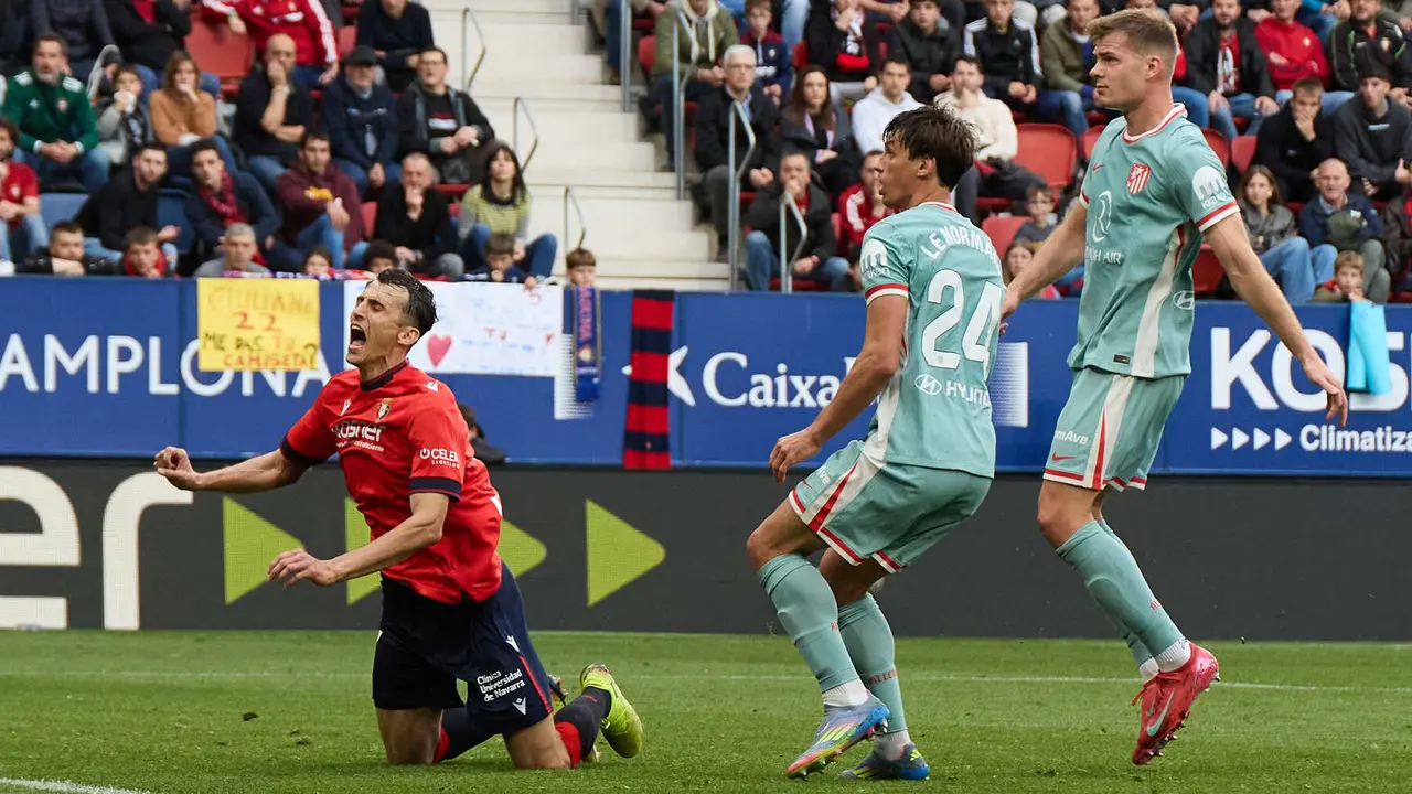 Ante Budimir (17. CA Osasuna), Robin Le Normand (24. Atletico Madrid) y Alexander Sørloth (9. Atletico Madrid) durante el partido de La Liga EA Sports entre CA Osasuna y Atlético Madrid disputado en el estadio de El Sadar en Pamplona. IÑIGO ALZUGARAY