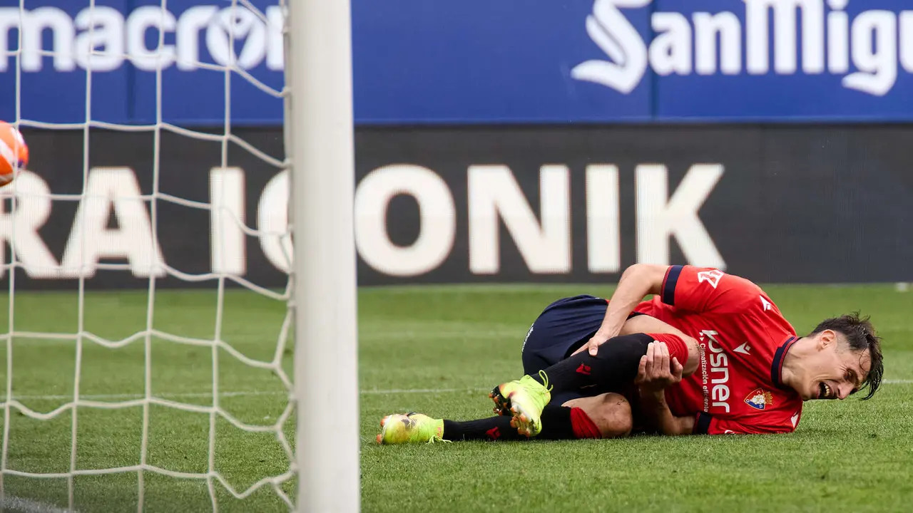 Ante Budimir (17. CA Osasuna) durante el partido de La Liga EA Sports entre CA Osasuna y Atlético Madrid disputado en el estadio de El Sadar en Pamplona. IÑIGO ALZUGARAY