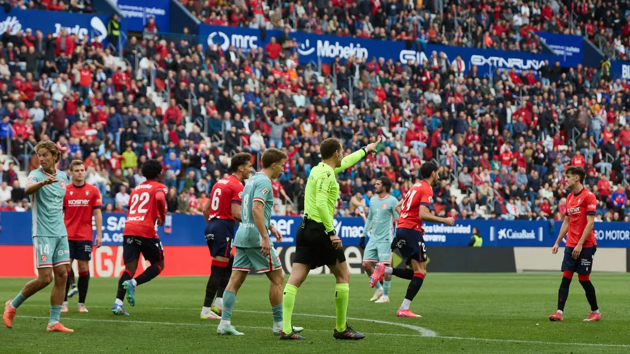 Partido de La Liga EA Sports entre CA Osasuna y Atlético Madrid disputado en el estadio de El Sadar en Pamplona. IÑIGO ALZUGARAY