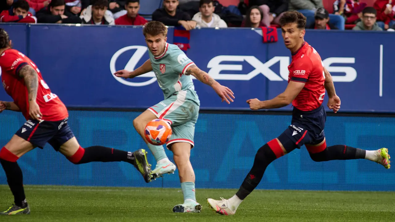 Juan Cruz (3. CA Osasuna), Pablo Barrios (8. Atletico Madrid) y Lucas Torró (6. CA Osasuna) durante el partido de La Liga EA Sports entre CA Osasuna y Atlético Madrid disputado en el estadio de El Sadar en Pamplona. IÑIGO ALZUGARAY