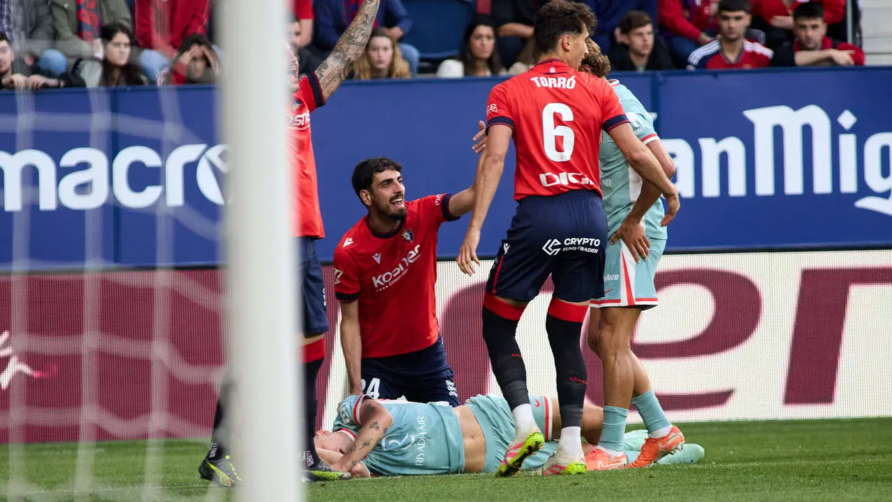 Alejandro Catena (24. CA Osasuna) y Pablo Barrios (8. Atletico Madrid) durante el partido de La Liga EA Sports entre CA Osasuna y Atlético Madrid disputado en el estadio de El Sadar en Pamplona. IÑIGO ALZUGARAY