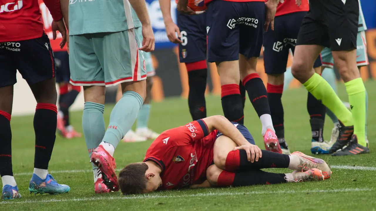 Pablo Ibáñez (8. CA Osasuna) durante el partido de La Liga EA Sports entre CA Osasuna y Atlético Madrid disputado en el estadio de El Sadar en Pamplona. IÑIGO ALZUGARAY