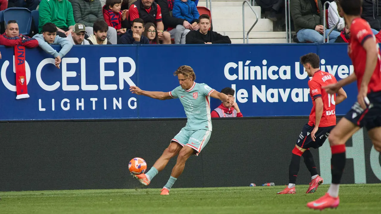 Marcos Llorente (14. Atletico Madrid) y Aimar Oroz (10. CA Osasuna) durante el partido de La Liga EA Sports entre CA Osasuna y Atlético Madrid disputado en el estadio de El Sadar en Pamplona. IÑIGO ALZUGARAY