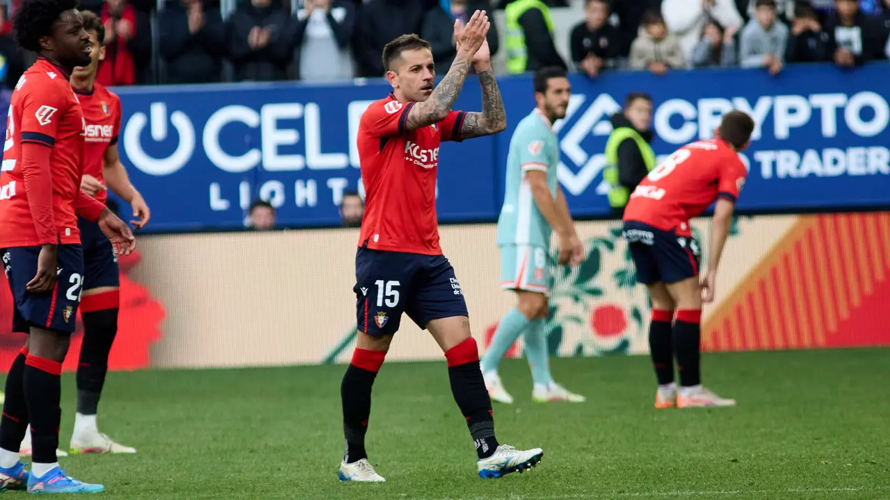 Rubén Peña (15. CA Osasuna) durante el partido de La Liga EA Sports entre CA Osasuna y Atlético Madrid disputado en el estadio de El Sadar en Pamplona. IÑIGO ALZUGARAY