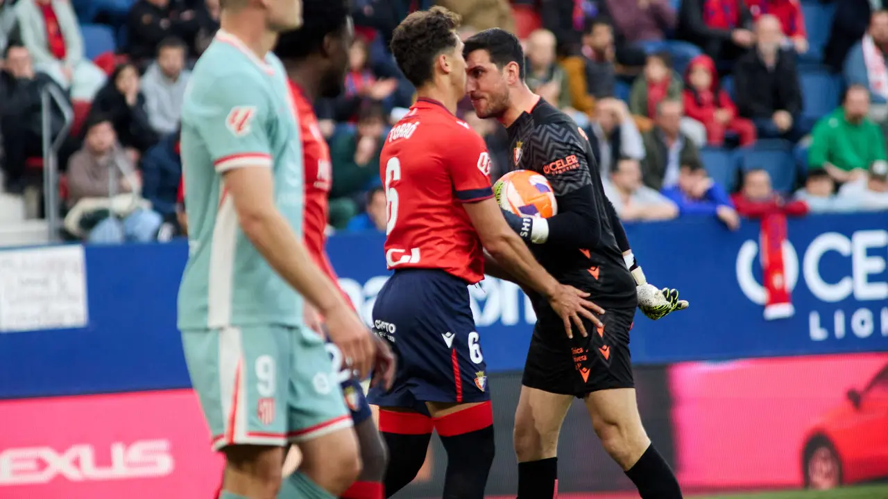 Lucas Torró (6. CA Osasuna) y Sergio Herrera (1. CA Osasuna) durante el partido de La Liga EA Sports entre CA Osasuna y Atlético Madrid disputado en el estadio de El Sadar en Pamplona. IÑIGO ALZUGARAY