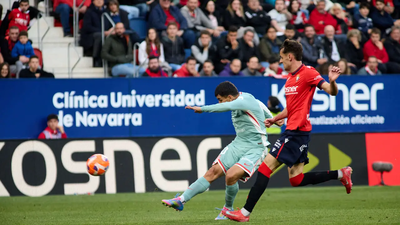 Ángel Correa (10. Atletico Madrid) y Aimar Oroz (10. CA Osasuna) durante el partido de La Liga EA Sports entre CA Osasuna y Atlético Madrid disputado en el estadio de El Sadar en Pamplona. IÑIGO ALZUGARAY
